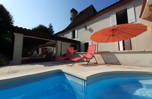 Eyliac House | Maison familiale de campagne au bord d'une rivière avec piscine