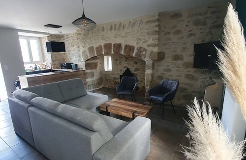 Estivaux House | Maison Rénovée Avec Terrasse + Parc Avec Piscine Chauffée et Terrasse Couverte