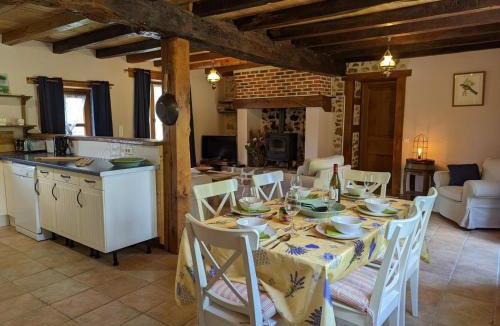 Massignac House | Maison spacieuse à Massignac avec jardin privé, proche activités et Domaine des Étangs - FR-1-653-213