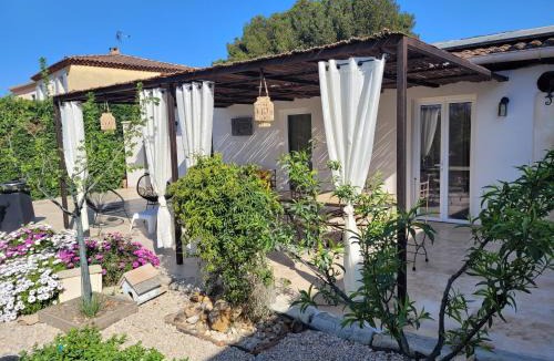 Chateaurenard Apartment | maisonnette avec piscine la picholine