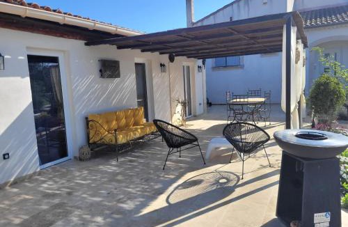 Chateaurenard Apartment | maisonnette avec piscine la picholine