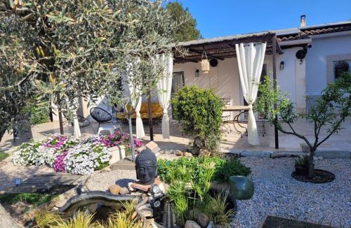 Chateaurenard Apartment | maisonnette avec piscine la picholine