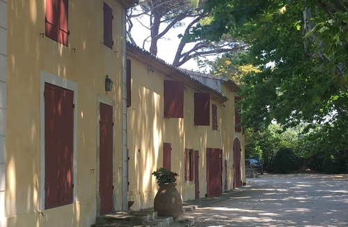 Velaux House | Mas provençal with tennis court, swimming pool and games room