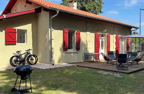 Leon House | MATOUNE pleasant, 4/6 person house near Lake Leon