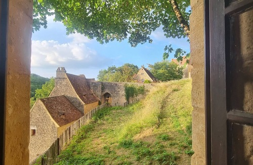 Beynac-et-Cazenac Apartment | Medieval adventure chilled behind the massive stone of a thousand-year-old tower!