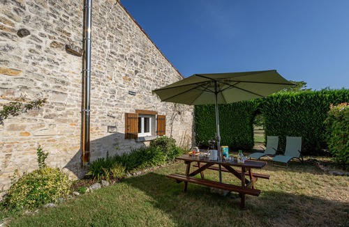 Saint-Simon-de-Pellouaille Cottage | Metal, Gîte de Charme, Climatisé, Piscine et Grand Terrain, 30 Minutes de Royan