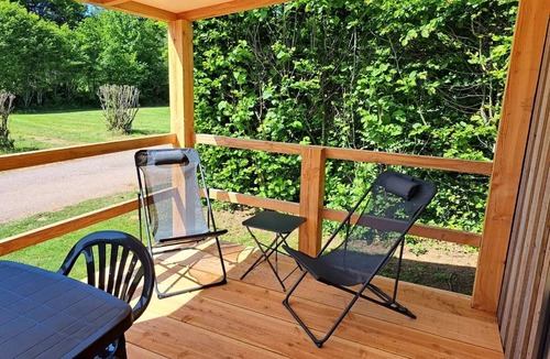 Pressignac House | Mobil-home Limousin Premium 32m2 (3 rooms -6pers) + überdachte Terrasse + TV + Geschirrspüler +Chiliennes 6 Personen