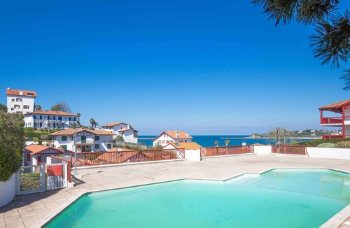 Ciboure Apartment | Modern apartment with shared pool
