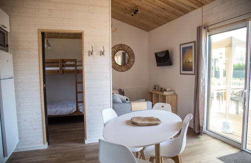Hourtin Ski Chalet | Modern chalet 100 m from cycle paths, ideal for families or couples. Pets ok