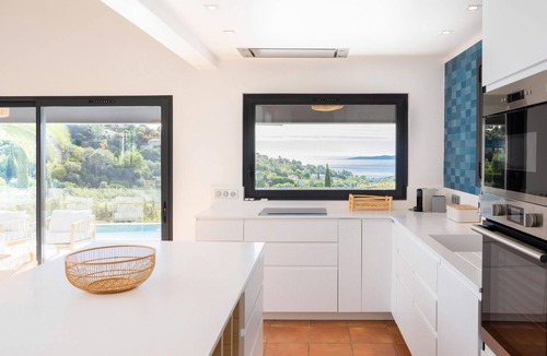 Les Issambres House | Modern, single-storey villa with sea views