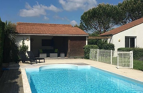 Brives-sur-Charente Villa | Modern Villa with Pool in Brives