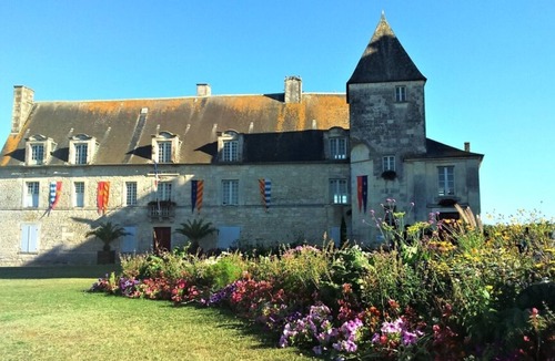 Saint-Seurin-de-Palenne Cottage | Myosotis is a Cosy 1 Bedroom Gîte in a Quiet Village, Shared Pool, Large Garden