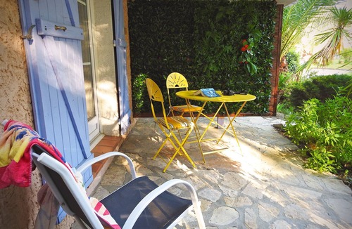 Les Restanques Apartment | N ° 1 2-person apartment "Standard" located in lush greenery.