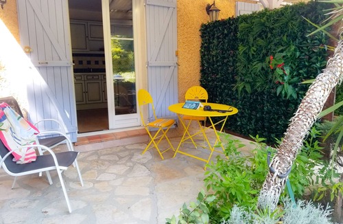 Les Restanques Apartment | N ° 1 2-person apartment "Standard" located in lush greenery.