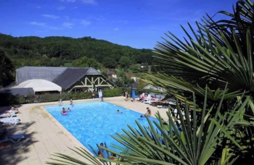Lissac-sur-Couze Ski Chalet | Nature and lake chalet in a residential leisure park with swimming pool