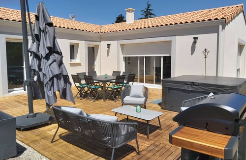 Salignac-sur-Charente House | New 4 * house with spa, heated pool, fenced garden and garage