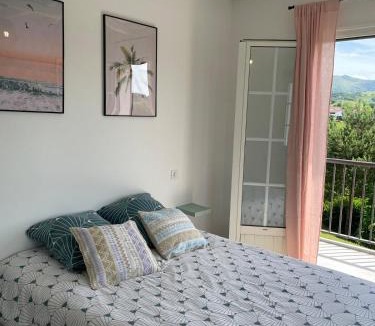Espelette Apartment | New apartment, mountain view, Espelette, 1er etage