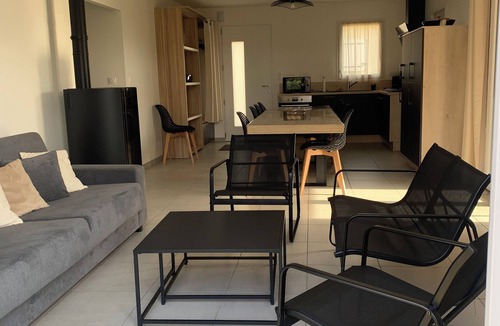Vendeuvre-du-Poitou House | New gîte, 12 minutes from Futuroscope, in the countryside. "Poppy