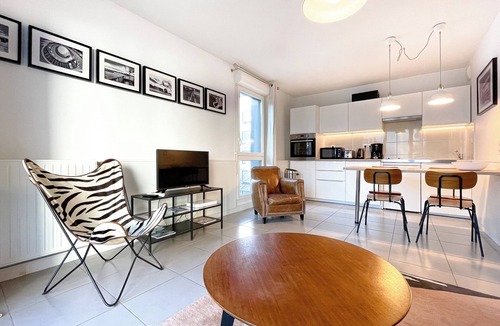 Bassins a Flot Apartment | Nice apartment for 4 with parking, near Cité du Vin