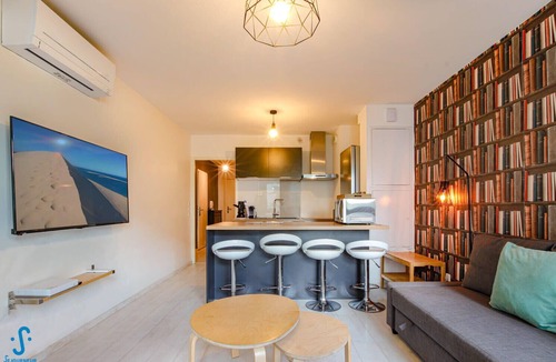Bassins a Flot Apartment | Nice apartment for 4 with parking, near Cité du Vin