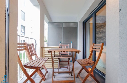 Bassins a Flot Apartment | Nice apartment for 4 with parking, near Cité du Vin