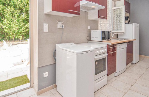 Le Sambuc Apartment | Nice apartment in Le Sambuc with WiFi