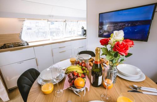 Bassins a Flot Boat Rental | NIGHTBOAT Péniche