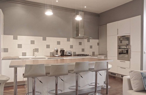 Grand Parc-Paul Doumer Apartment | Notre Dame - 2 bedroom apartment with parking in Les Chartrons
