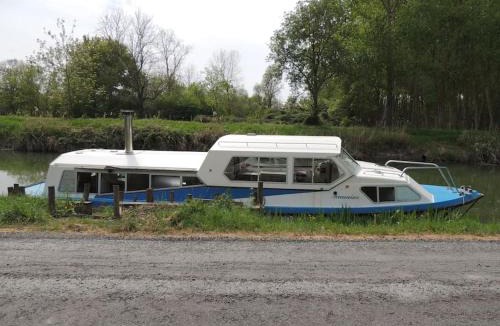 Saint-Hilaire-la-Palud Boat Rental | Nuits insolites sur un bateau