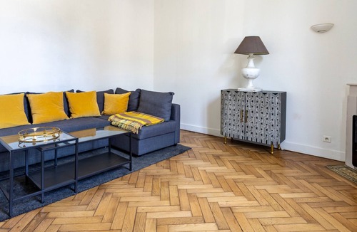 Bassins a Flot House | Oasis de Bordeaux Maritime Very pretty stone town house with swimming pool.