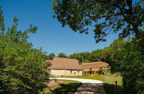 Lanquais House | Old farm surrounded by woods in Dordogne. Private swimming pool and tennis court