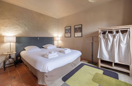 Soyaux House | One-level gîte, enclosed terrace, communal pool, small families