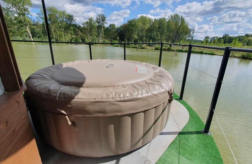Campsegret Boat Rental | Péniche sur un lac