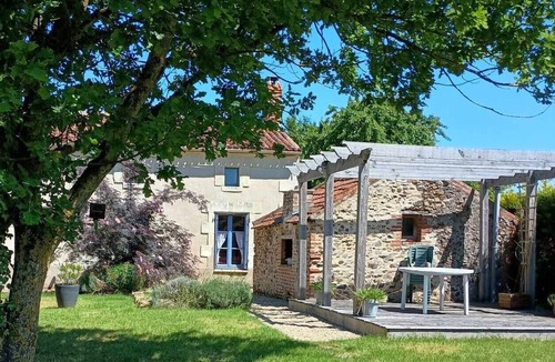 Cersay House | Peaceful & charming 3-bedroom house in Val en Vignes