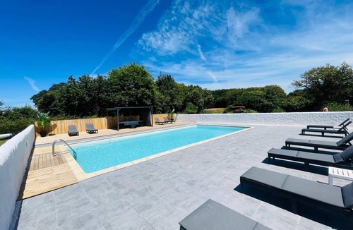 La Chapelle-Pouilloux Cottage | Perfect spacious country retreat with large pool and activity barn