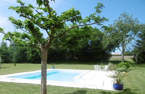 Douchapt House | Perigord blanc spacious stone house 3 bedrooms large garden and beautiful swimming pool