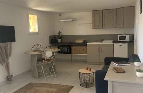 Champcevinel Apartment | PERIGUEUX CHAMPCEVINEL DORDOGNE STUDIO SWIMMING POOL.