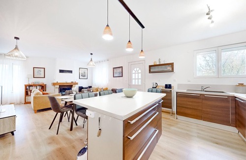 Doux House | Pet friendly home in Doux
