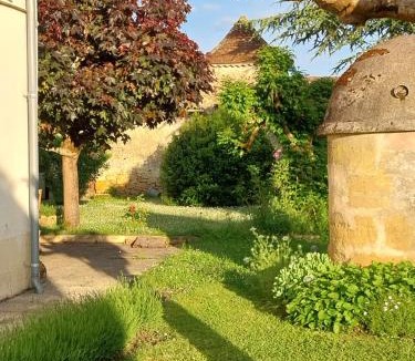 Blasimon House | Petit Est - Eco Cottage in large private garden near Saint-Emilion