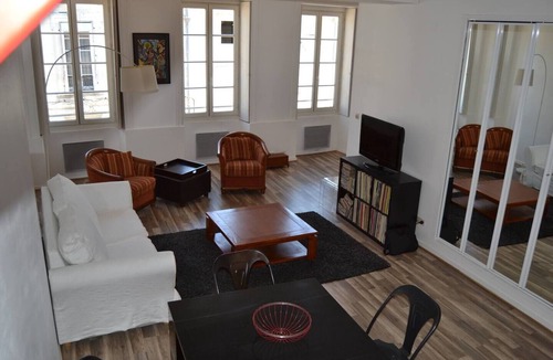 Saintes Apartment | ❀ Pied à terre ❀ Town center/Air conditioning/Parking