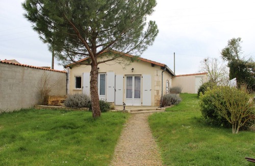 Prisse-la-Charriere House | Pleasant accommodation in the countryside