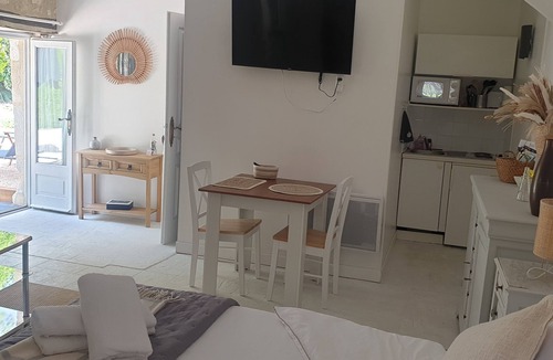 Parranquet Bed & Breakfast | Pleasant "Lily" Room/Apartment at Clos de Parranquet, with swimming pool.