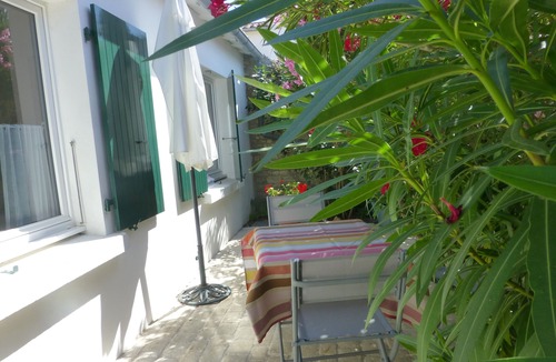 Le Bois-Plage-en-Re Cottage | Pleasant, peaceful pavilion in the owners' garden