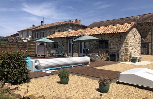 Saint-Martin-de-Fressengeas Cottage | Pretty 1-bedroom self-catering cottage with swimming pool