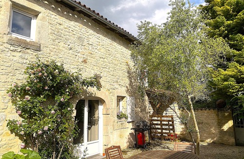 Aumagne House | Pretty, bucolic 95 m2 house in magnificent landscaped grounds. Private courtyard. Swimming pool.