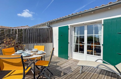 Ars-en-Re House | Pretty, quiet apartment with a view of the bell tower