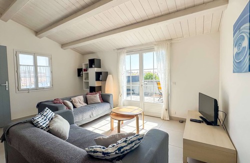 Ars-en-Re House | Pretty, quiet apartment with a view of the bell tower