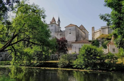 Leguillac-de-Cercles Cottage | Pretty Stone Cottage with pool in Perigord Vert near Brantôme