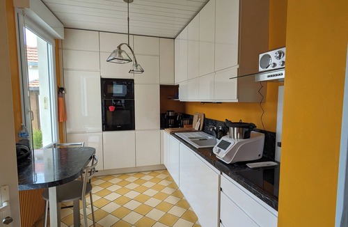 Port District House | Pretty vacation home close to the beach and shops, not overlooked