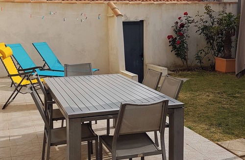 Port District House | Pretty vacation home close to the beach and shops, not overlooked